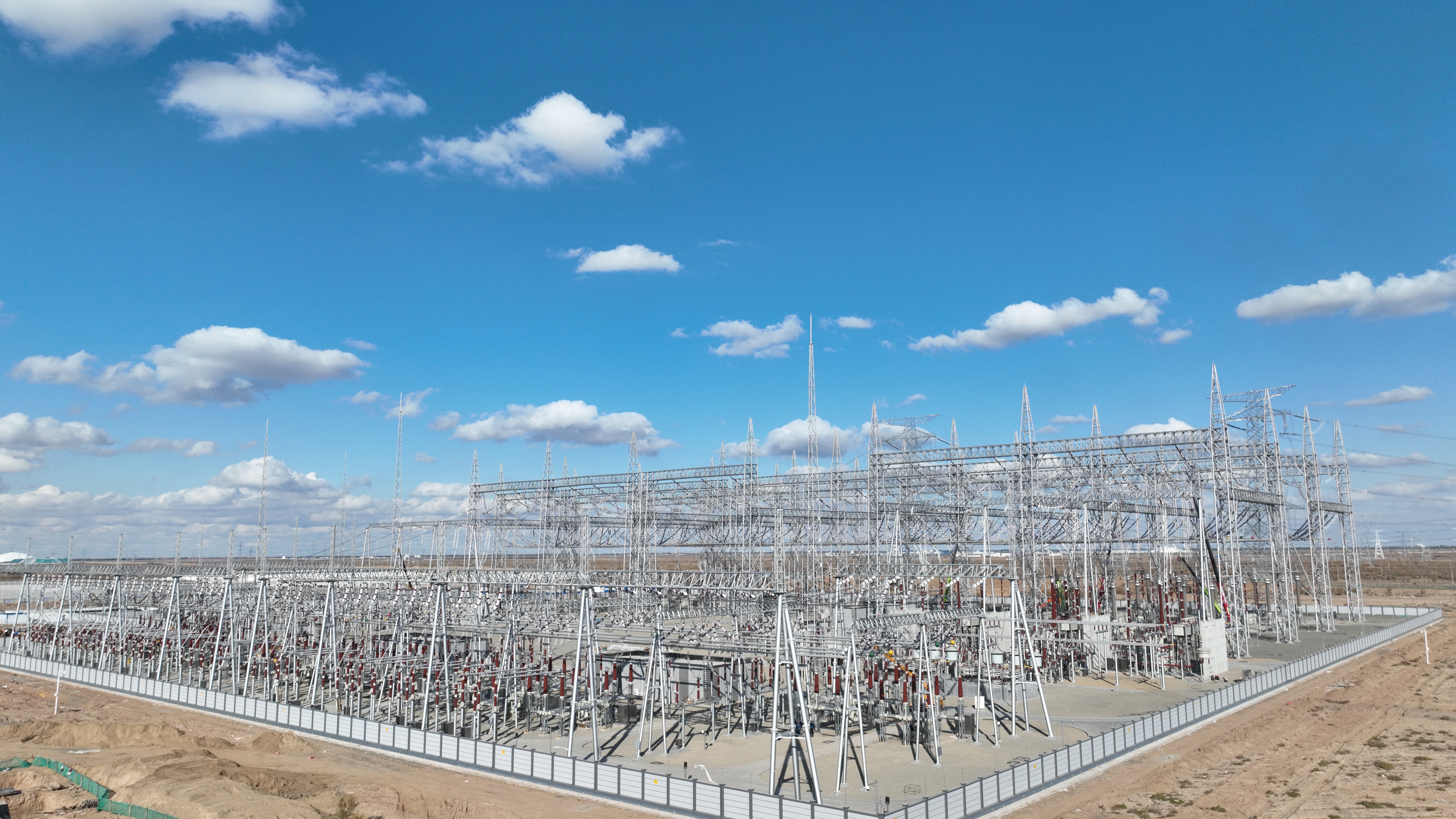新疆送变电公司承建甘泉堡750千伏变电站顺利投运(图1)