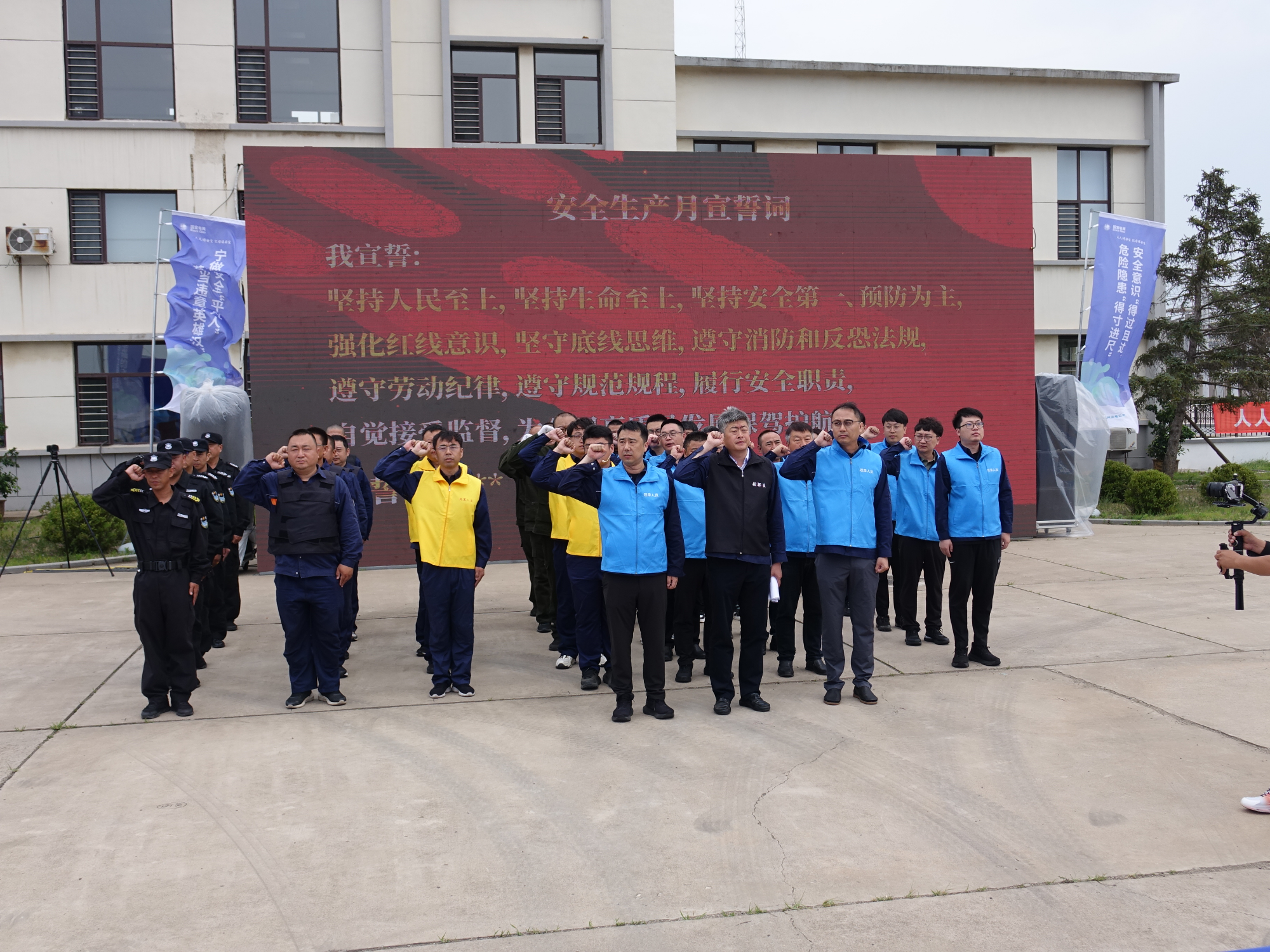 国网辽宁电力圆满完成2024年度锦州220千伏凌河变电站反恐及消防演练(图2)
