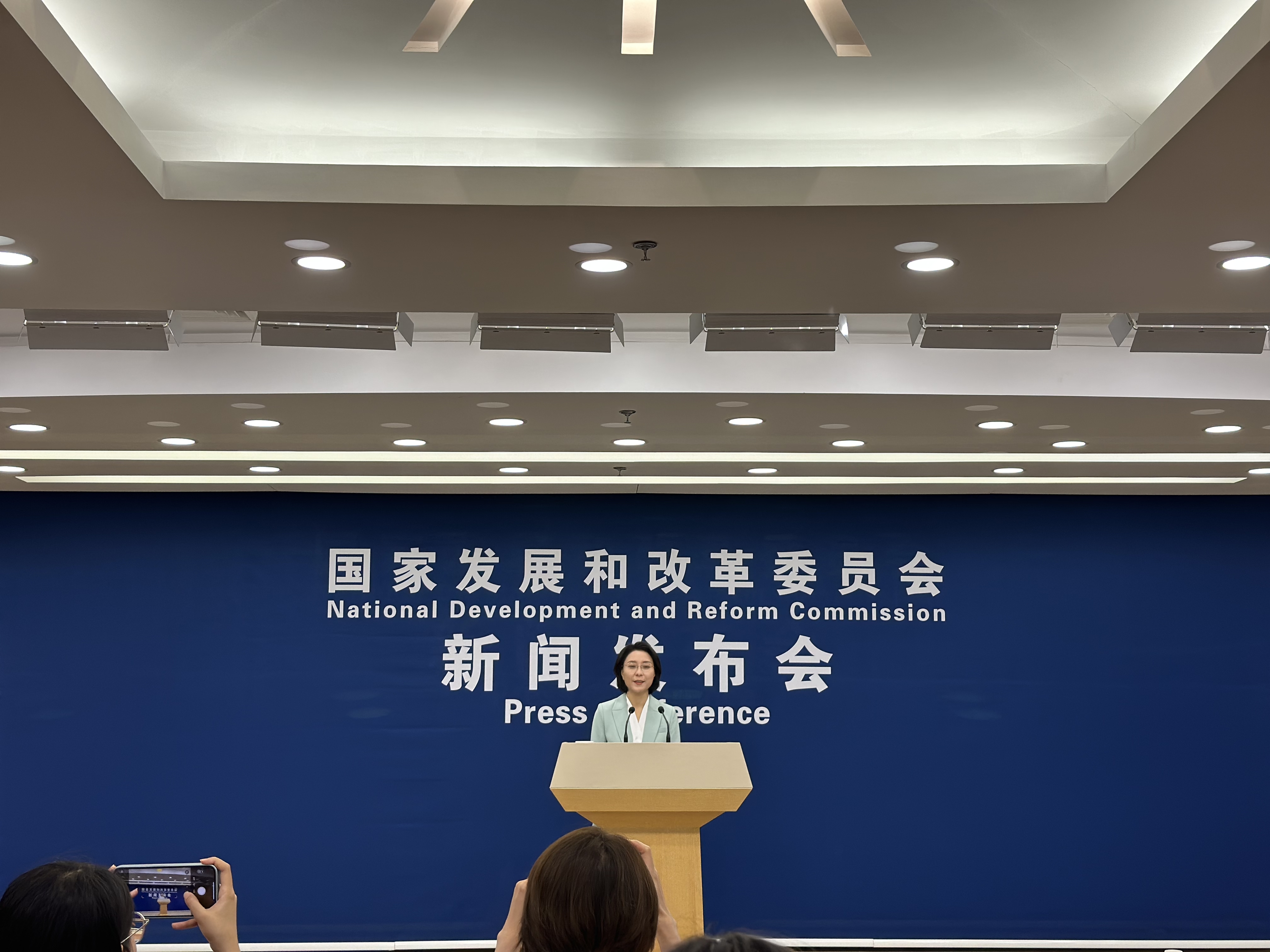 国家发改委：加强跨省区电力调度必要时通过应急调度有效解决突出矛盾和问题(图1)