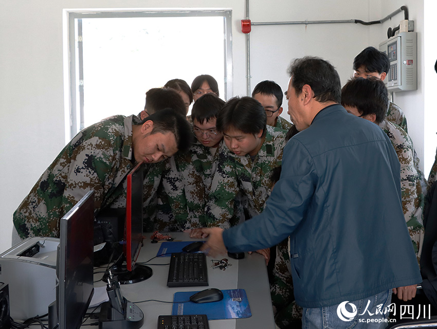 他们不惜重金为这所大学学生建了“变电站”(图1)