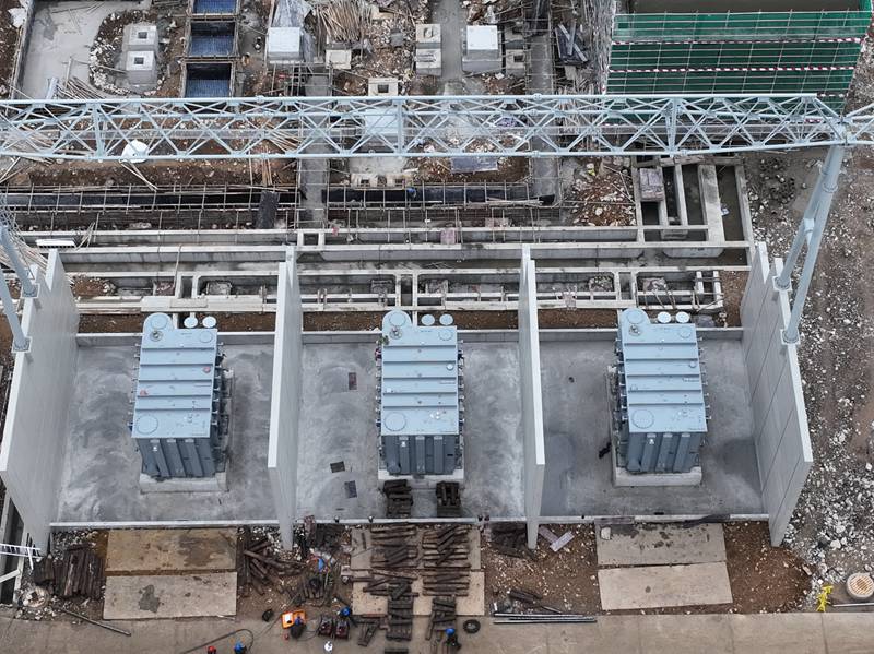 水场500千伏变电站新建工程现场：第一台主体变压器顺利就位(图1)