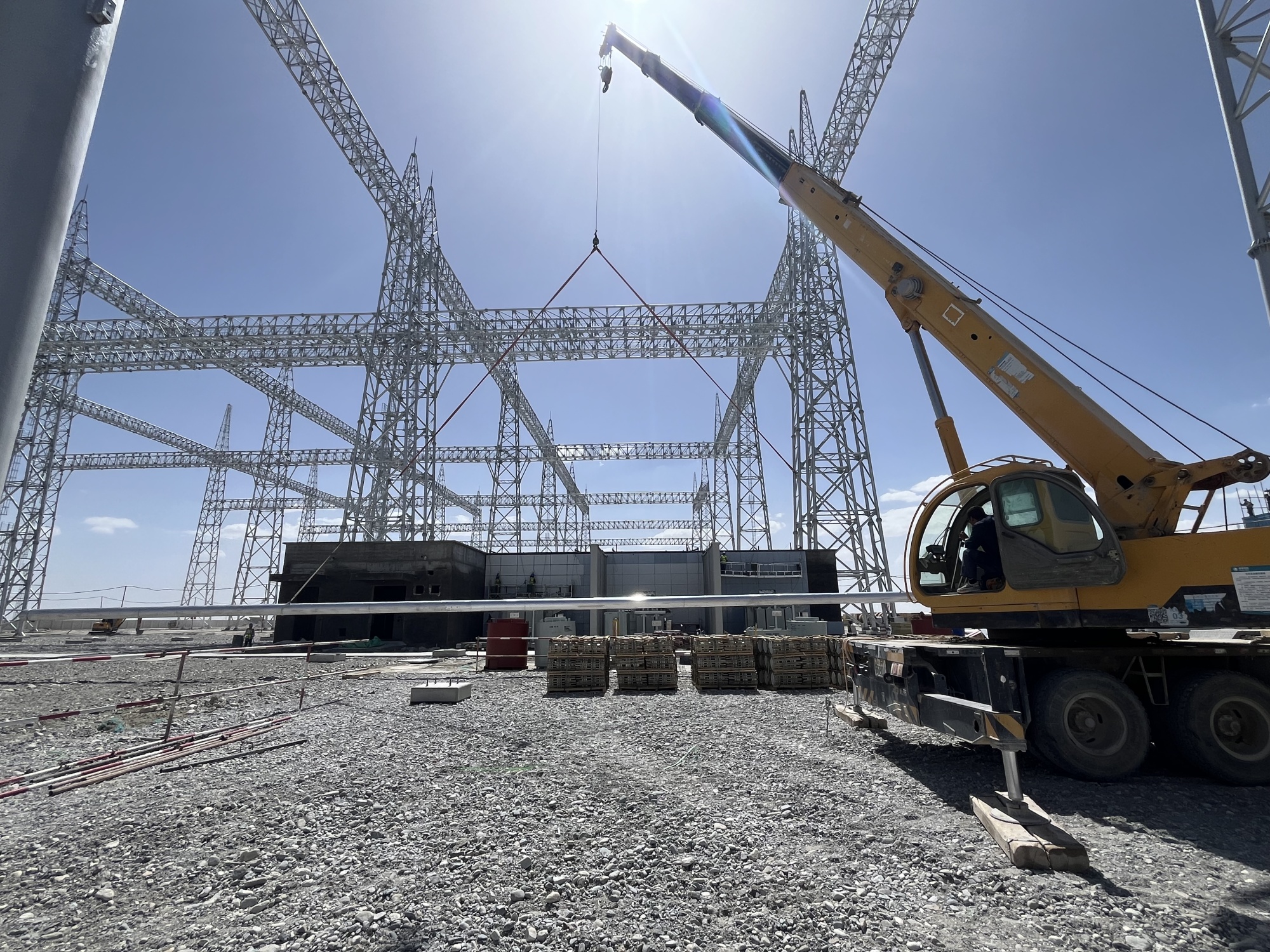 丁字口750千伏变电站新建工程进入全站施工高峰期(图1)