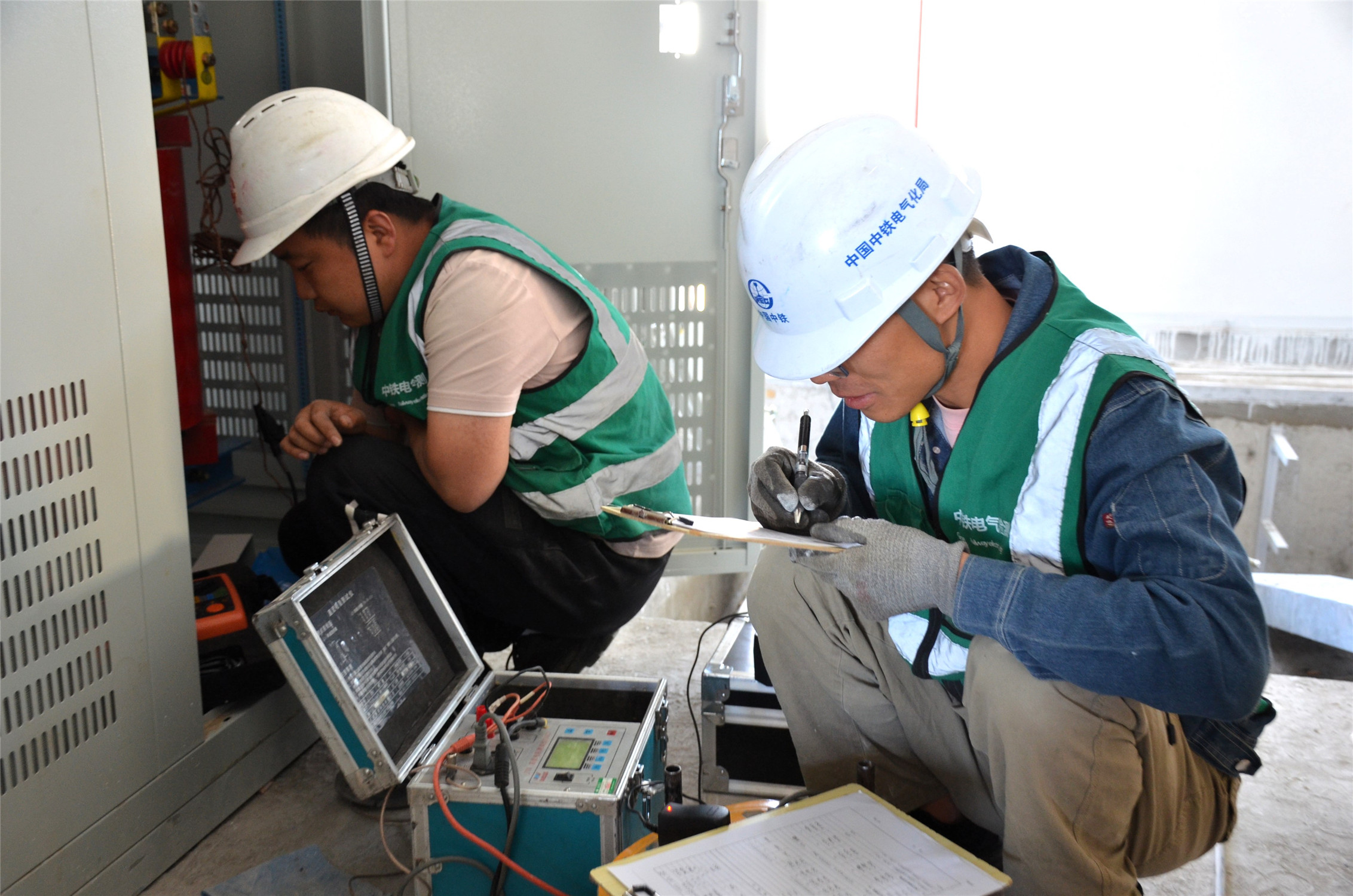 格库铁路青海段扩能改造工程首座综合信号楼变电所一次送电成功(图2)