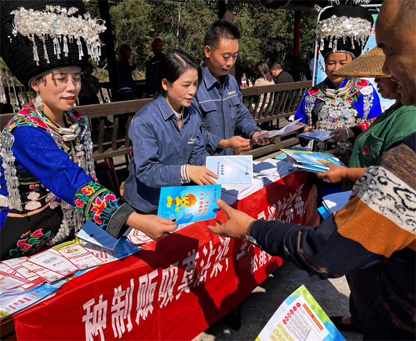 松桃供电局：形式多样开展法治宣传进村寨活动(图1)