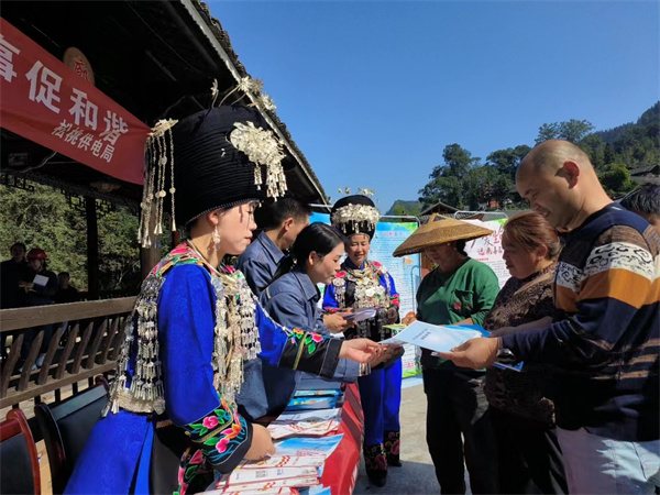 松桃供电局：形式多样开展法治宣传进村寨活动(图3)