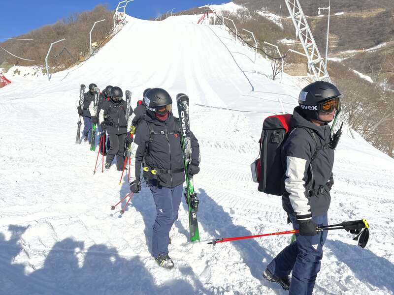 22名青年滑雪运动员“跨界”巡检护卫国家高山滑雪中心电力安全(图1)