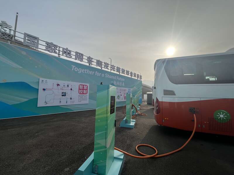 22名青年滑雪运动员“跨界”巡检护卫国家高山滑雪中心电力安全(图2)