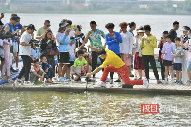 大型追星现场！巴黎奥运冠军季博文回江汉大学“讲课”(图2)