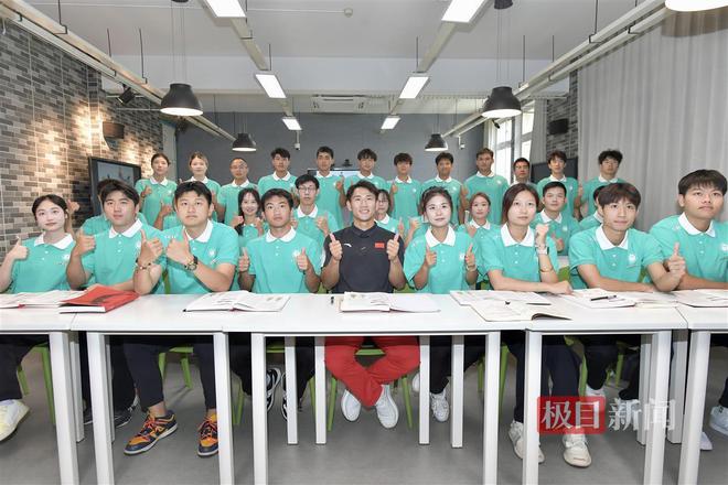 大型追星现场！巴黎奥运冠军季博文回江汉大学“讲课”(图5)