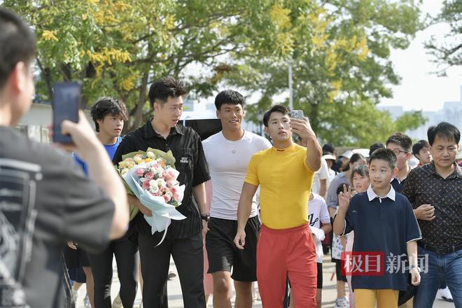 大型追星现场！巴黎奥运冠军季博文回江汉大学“讲课”(图3)