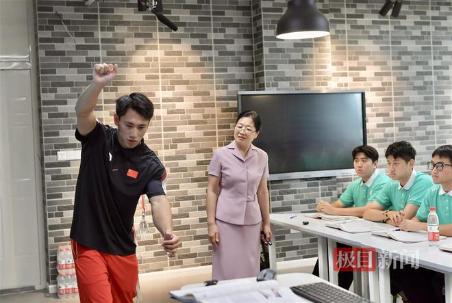 大型追星现场！巴黎奥运冠军季博文回江汉大学“讲课”(图4)