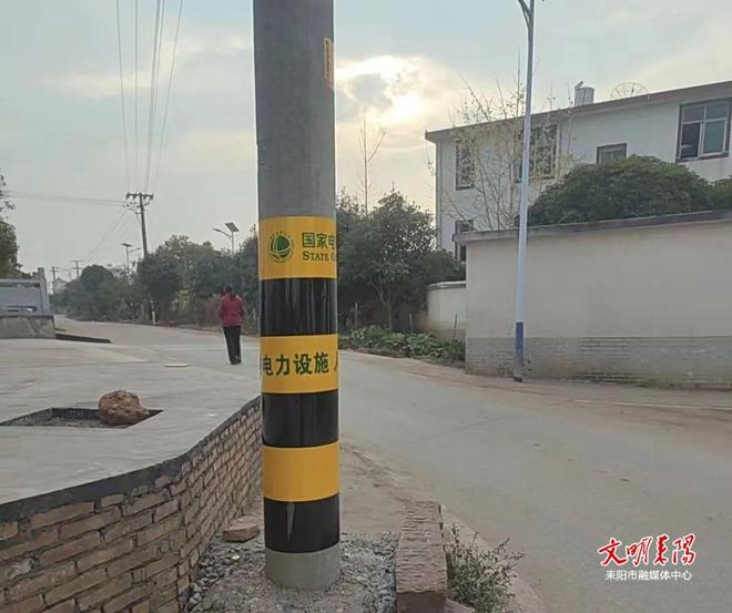 国网耒阳市供电公司：补装防撞标识保安全(图2)