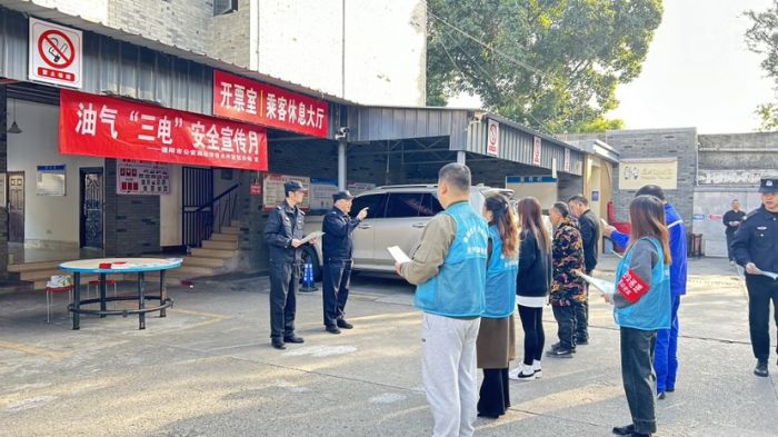 德阳经开区公安开展油气及“三电”设施安全保护宣传(图2)
