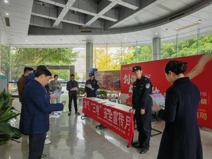 德阳经开区公安开展油气及“三电”设施安全保护宣传(图1)