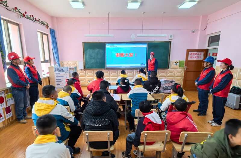 甘肃白银供电志愿者走进特殊学校践行雷锋精神(图1)
