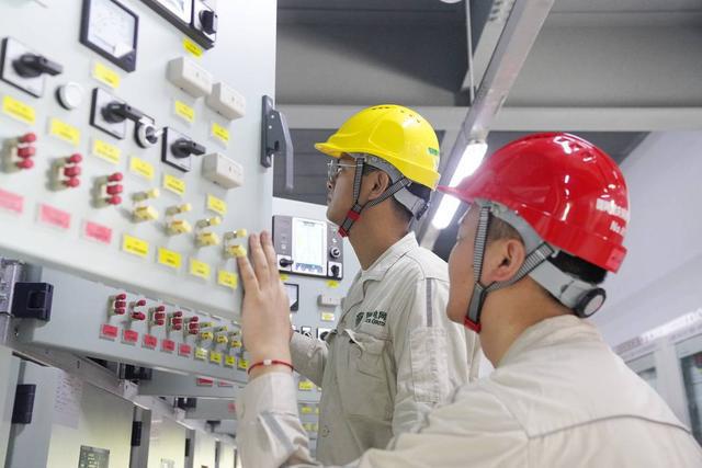 重庆铜梁：首座220千伏智能半户内变电站建成投运保障区域迎峰度夏(图2)