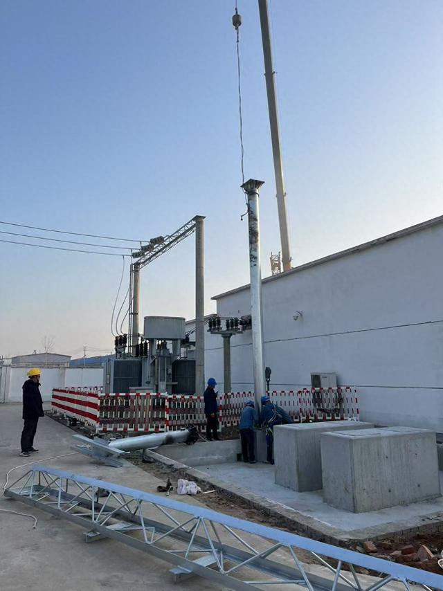 信阳市区肖王35千伏变电站扩建工程主变构架组立圆满完成(图1)