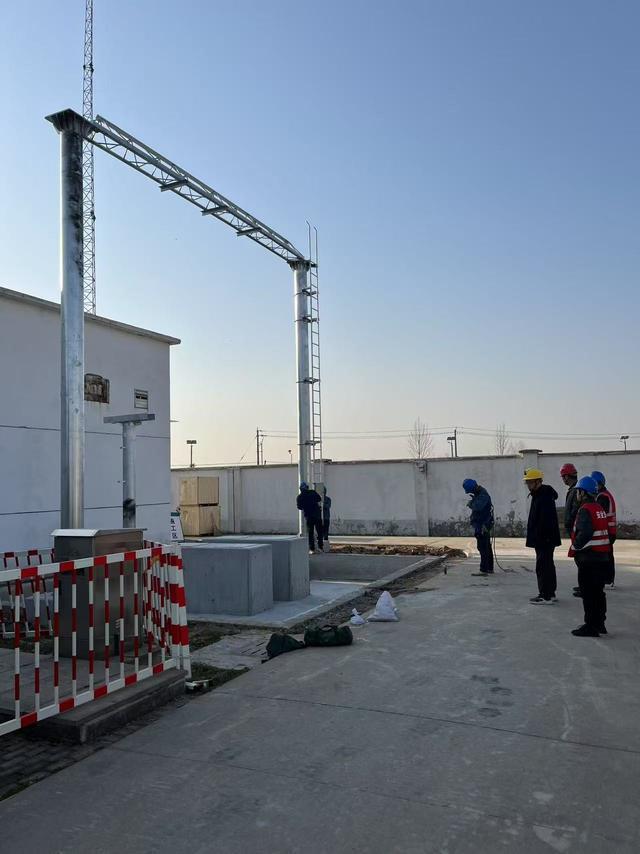 信阳市区肖王35千伏变电站扩建工程主变构架组立圆满完成(图2)