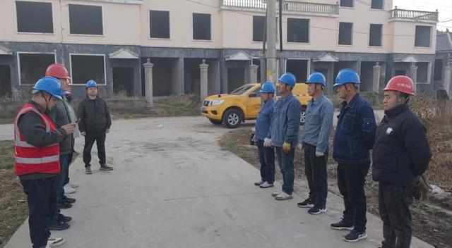 信阳市区肖王35千伏变电站扩建工程主变构架组立圆满完成(图3)