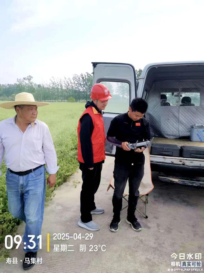 寿县农用植保无人机“飞手”们：作业时一定避让高压线路！(图1)