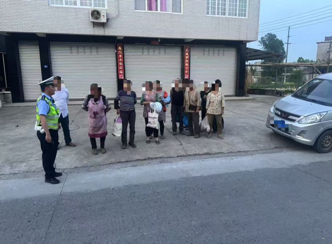 严查！面包车超员！(图1)