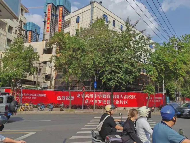 星河星悦云邸定位为中高端住宅项目。从其建筑规划、园林设计(图12)