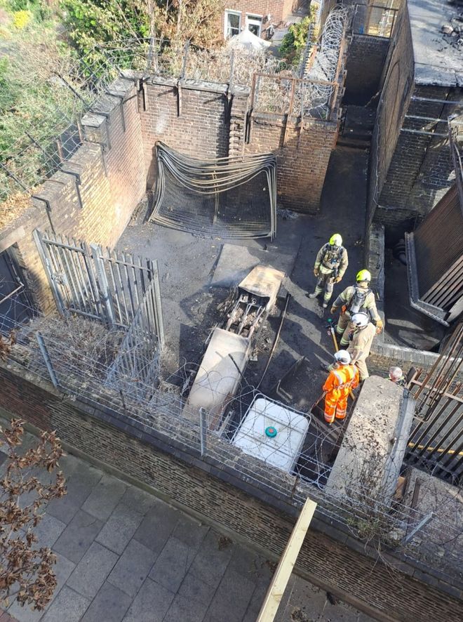 伦敦地铁周一因大规模停电陷入混乱多条线路瘫痪(图2)