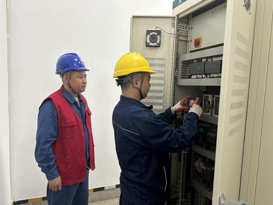 国网庆阳供电公司：精检细测筑牢变电站“动力心脏”(图1)