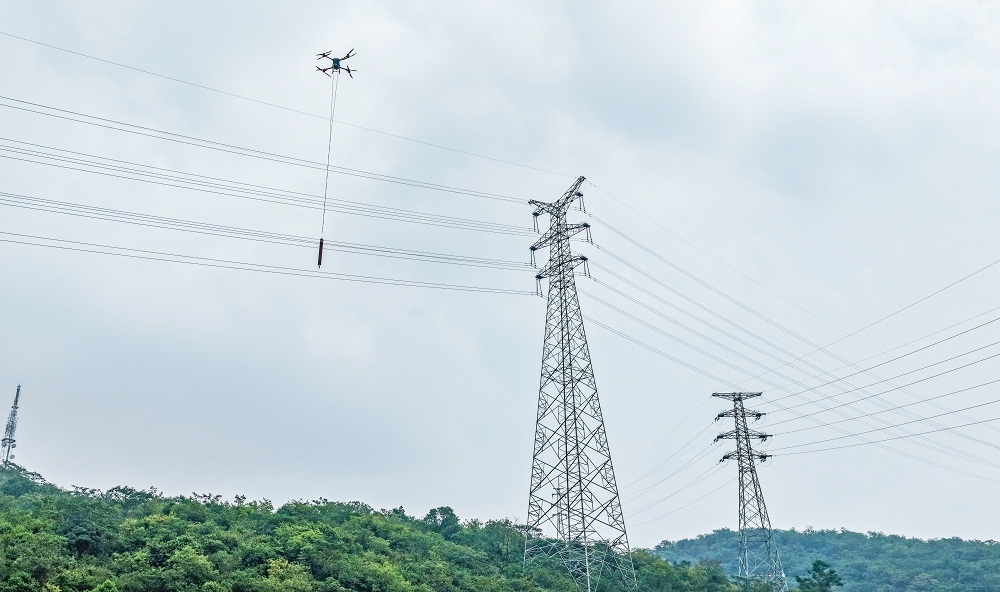 合肥首次利用无人机“空中快递”电力设备(图1)