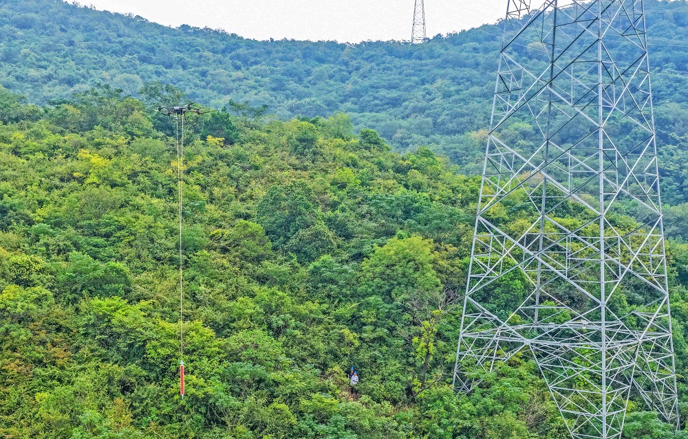 合肥首次利用无人机“空中快递”电力设备(图2)