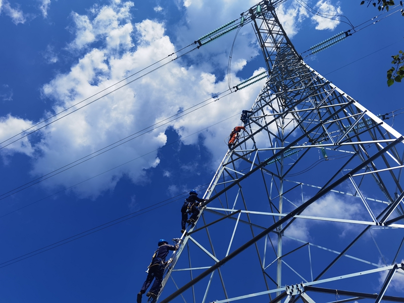 国庆我在岗！贵州3000余名电网工人坚守建设一线(图1)