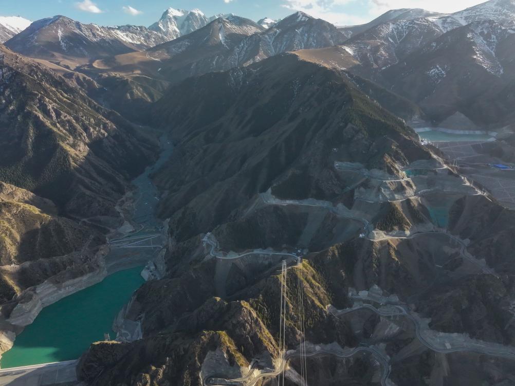 决胜“十四五”打好收官战丨驭风集光控水架网——新疆全力打造能源资源战略保障基地见闻(图2)