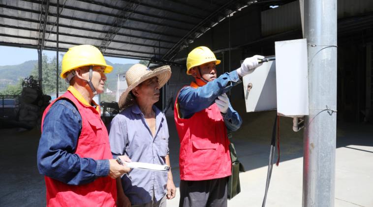 宣城旌德：“电力守护者”国庆坚守一线护航“云上梯田”秋收归仓(图2)