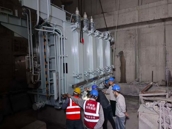 中能建建筑集团合肥轨道6号线千伏主变电所主变压器吊装就位(图1)