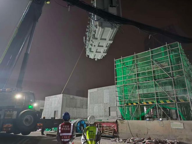 中能建建筑集团合肥轨道6号线千伏主变电所主变压器吊装就位(图2)