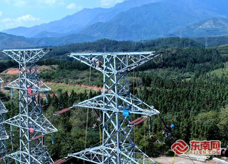 松溪供电：两县联合作业保障电网稳定运行以“双回路供电”筑牢秋冬季安全屏障(图1)