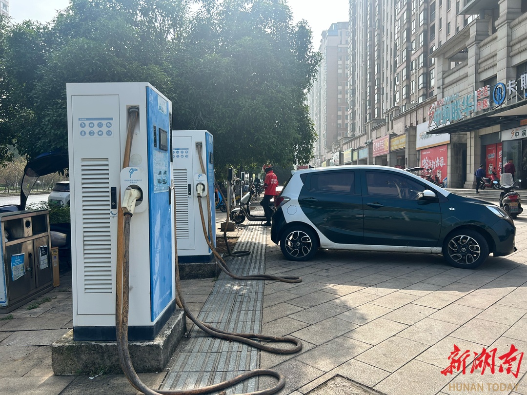 充电站在路灯箱式变电站里“蹭电”4年为何无人制止？(图1)