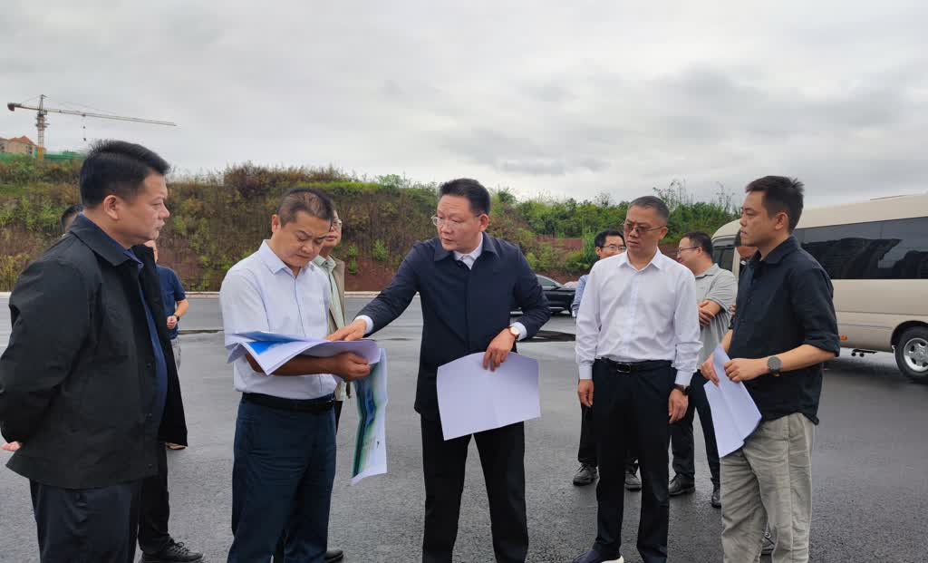 县领导调研督导综合能源站与220kv变电站推进工作(图1)