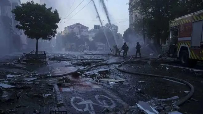 俄罗斯袭击了乌克兰西部地区关键变电站(图3)