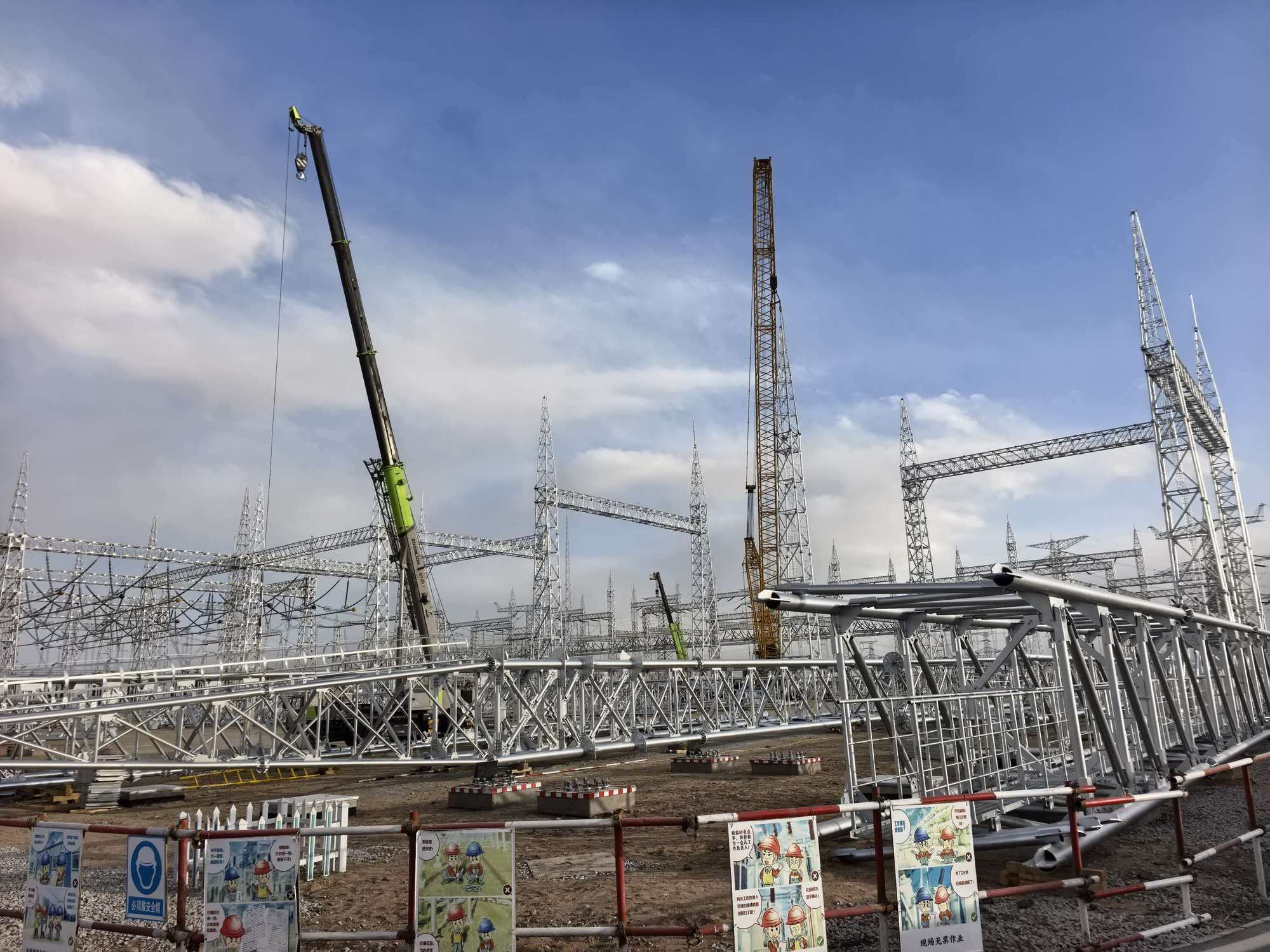 昆仑山750千伏变电站构架吊装安全高效完成(图1)