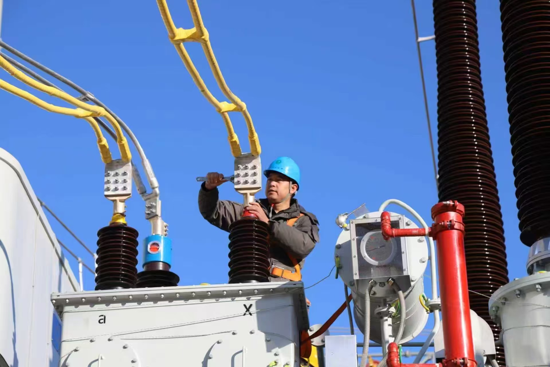 察右中500千伏扩建工程顺利投运赋能区域新能源高地建设(图1)