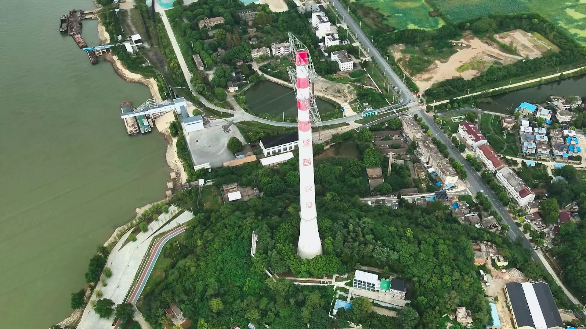 服役42年安徽首座500千伏跨江电塔爆破拆除(图1)