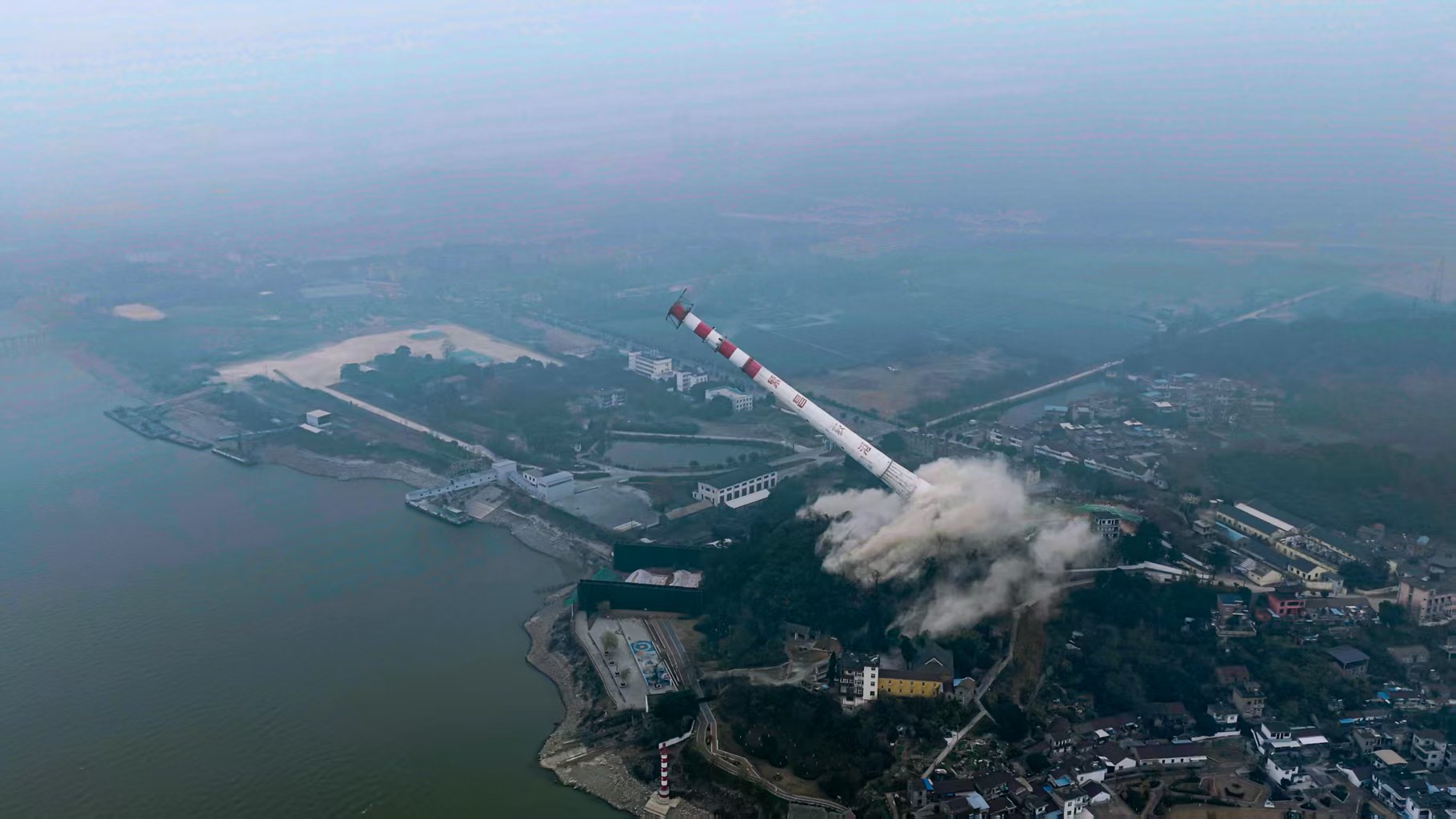 服役42年安徽首座500千伏跨江电塔爆破拆除(图3)